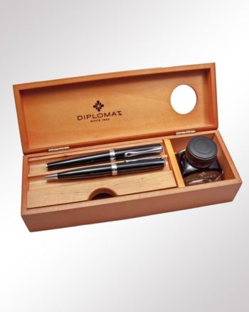 Diplomat Kirschbaumholz-Kassette (geöffnet)